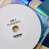 Brother DK-11207 (papírové / CD, DVD štítek) 58x58 mm, 100 ks
